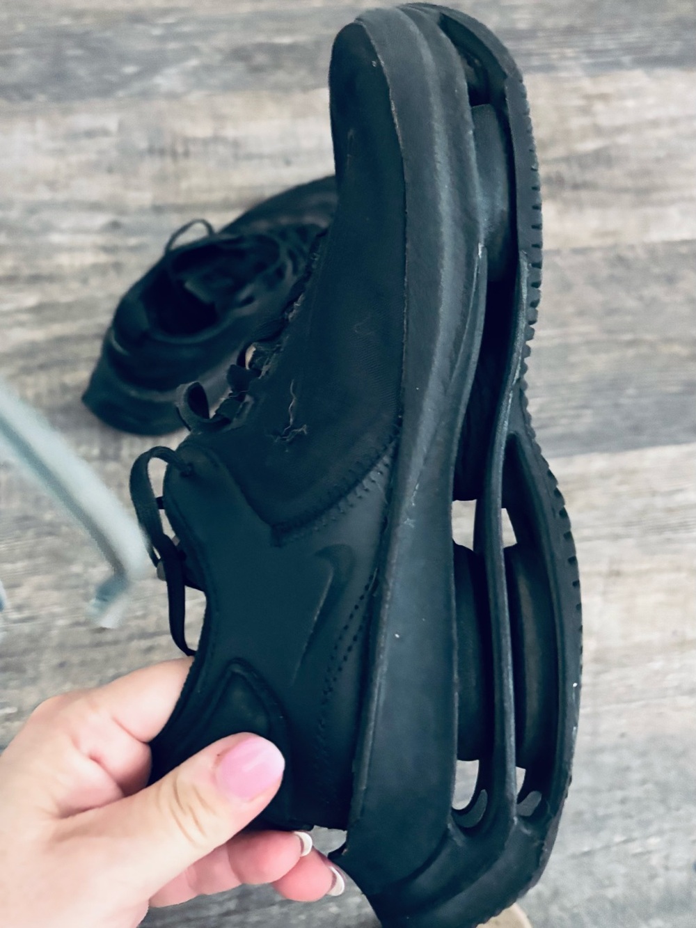 Nike Men's All-Black Low-Profile Athletic Trainers - Picture 6 of 13